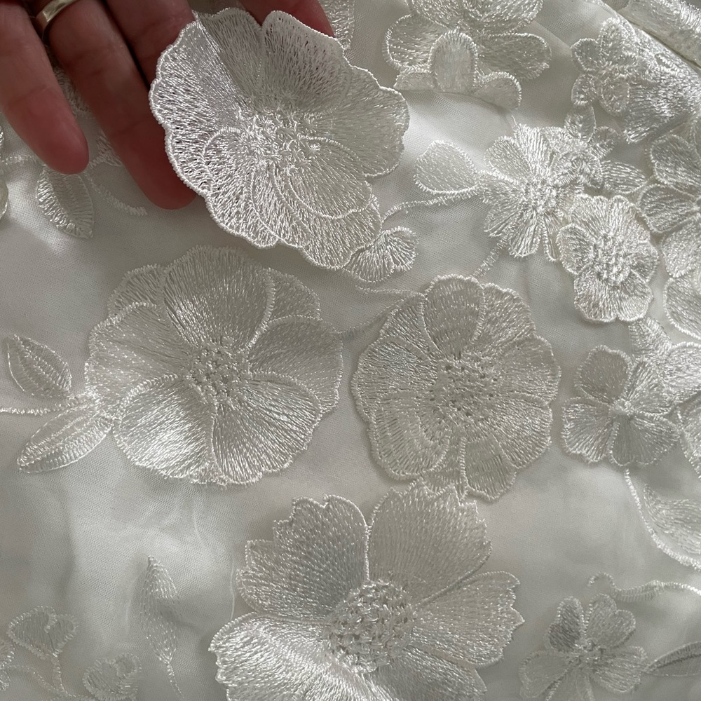 Elegant White Floral Strapless Dress - Picture 5 of 10